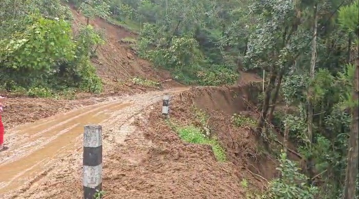 मेची राजमार्गको सडक खण्डमा ठाउँठाउँमा अवरोध, खुलाउने प्रयास जारी